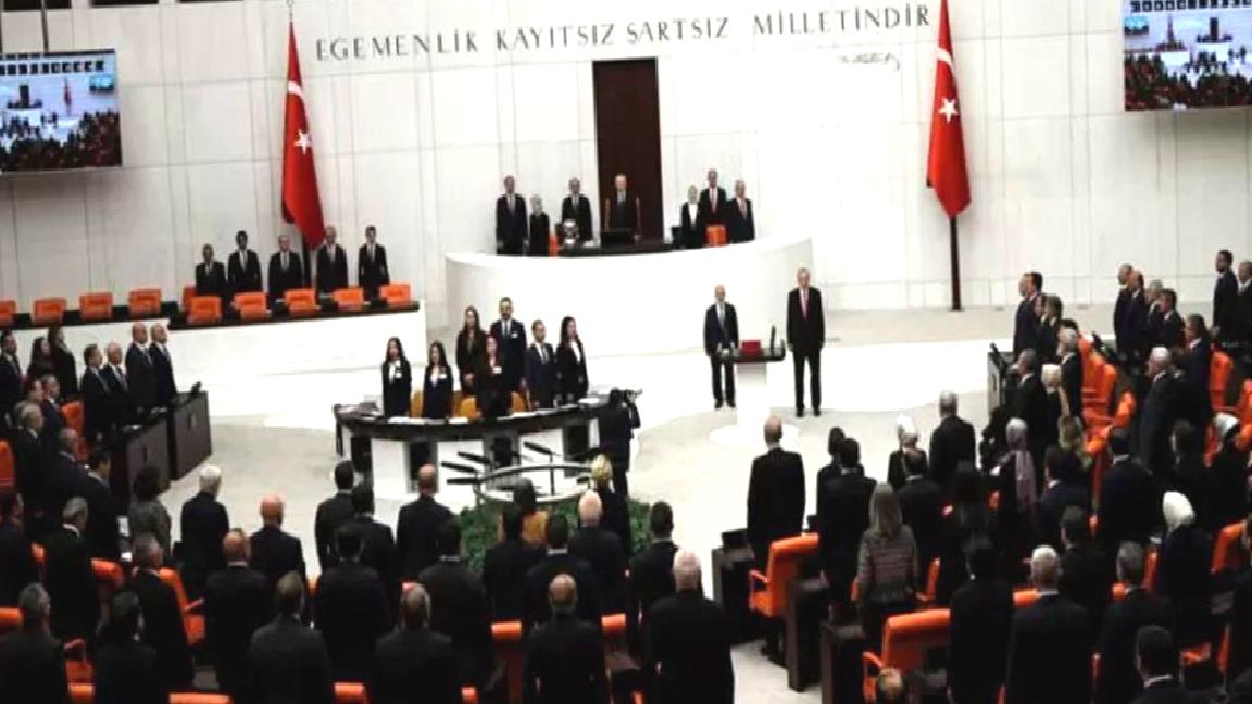 AKP’de iki aşamalı anayasa değişikliği planı: Önce başörtüsü teklifi Meclis’e gelecek