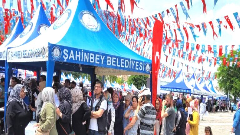Ayakkabı hediye edileceği duyuruldu; halk, kan bağışı için çadırlara akın etti