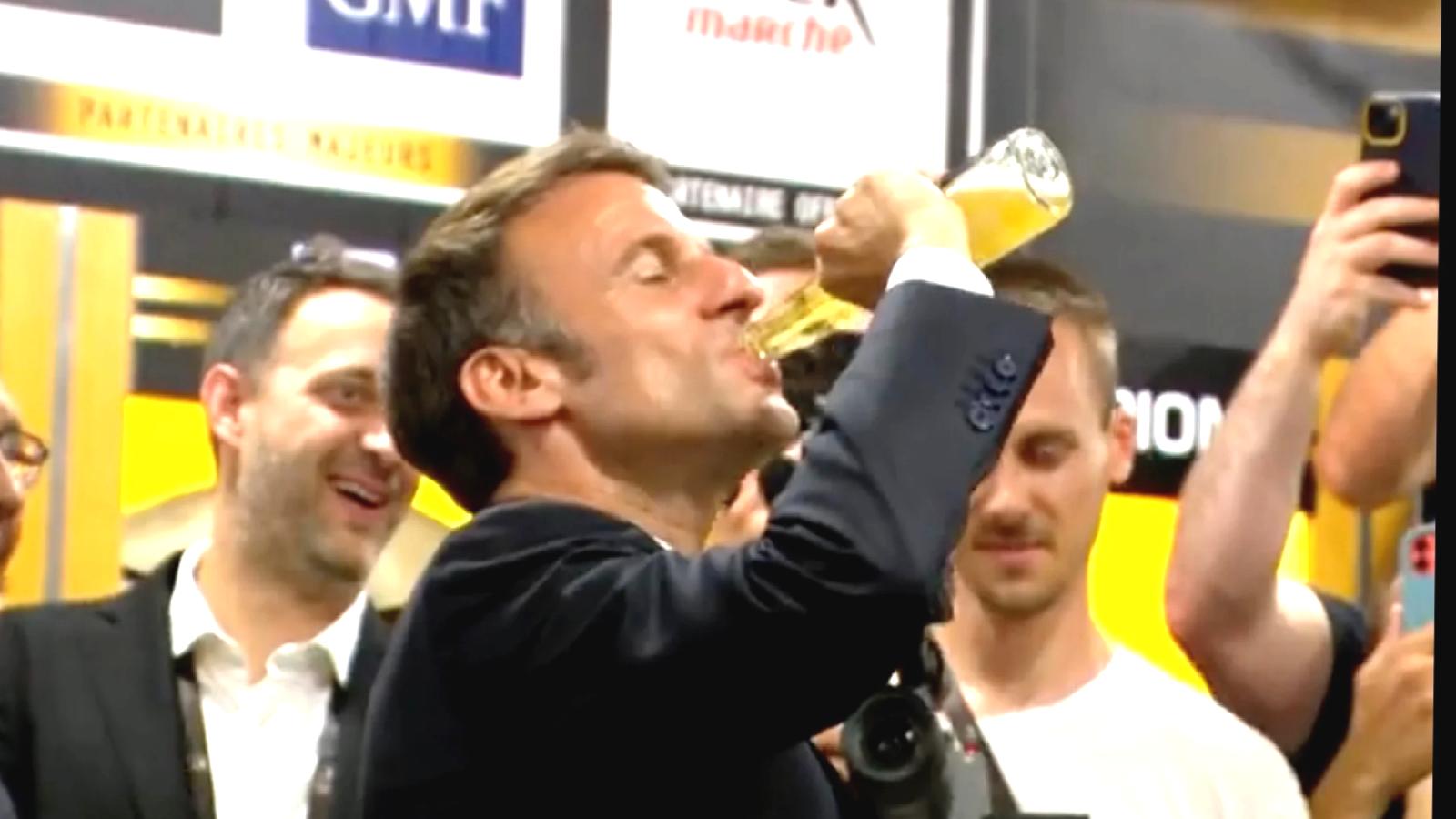 Birayı fondip yapan Fransa Cumhurbaşkanı Macron, “aşırı içki tüketimine teşvik etmekle” eleştiriliyor