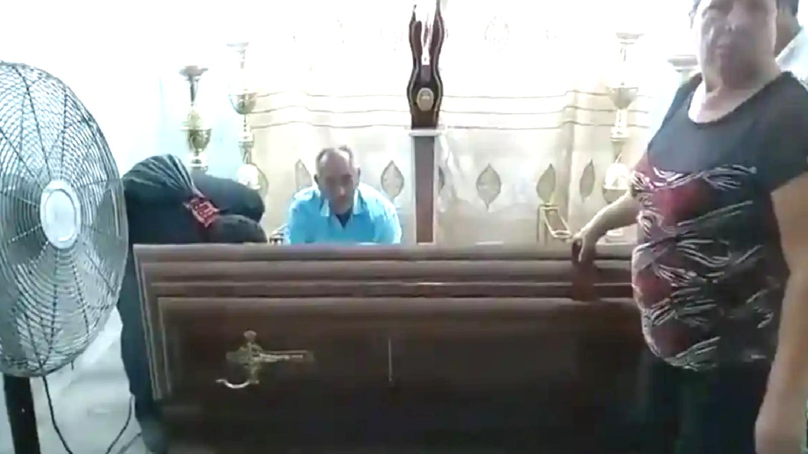 Cenaze töreninde tabutu yumruklayarak yakınlarını şoke eden 76 yaşındaki bayan yedi gün sonra hayatını kaybetti