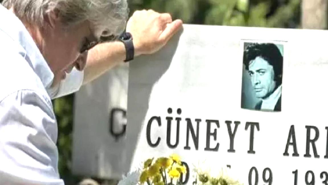 Cüneyt Arkın’ın oğlu Kaan Cüreklibatur: Kabrinin başındaydım; kocaman bir boşluk hissi!