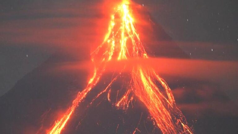 Filipinler’de patlayan Mayon Yanardağı’ndaki lav akıntıları 2,5 kilometre mesafeye ulaştı