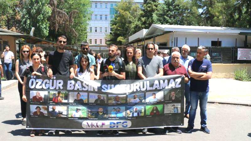 Gazeteciler, tutuklu meslektaşları için eylem düzenledi: Hakikatleri yazmaktan geri adım atmayacağız