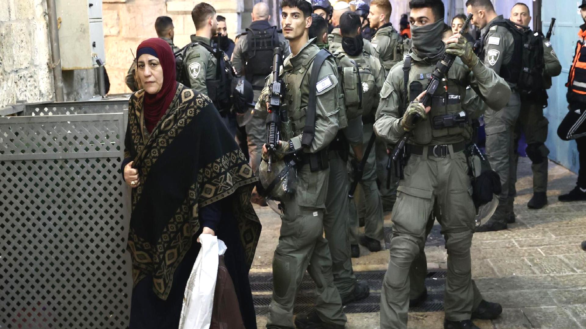 İsrail polisinden Mescid-i Aksa’ya baskın