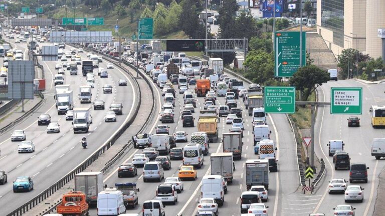 İstanbul’da tatil hareketliliği: Kentin birçok noktasında trafik yoğunluğu yaşanıyor