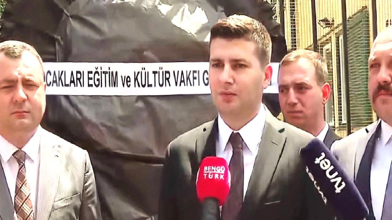 Ülkü Ocakları, Ankara’daki İsveç Büyükelçiliği önüne siyah çelenk bıraktı