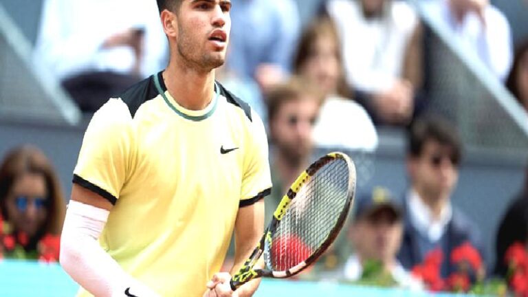 Alcaraz ve Medvedev, Wimbledon’da yarı finale yükseldi