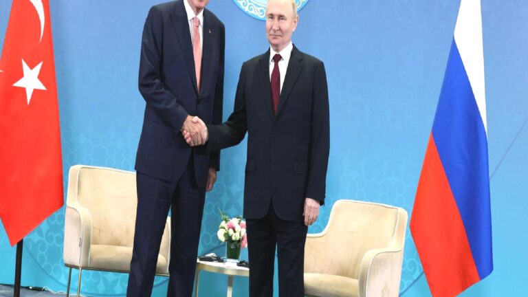 Erdoğan’la görüşen Putin: Dünyadaki tüm zorluluklara rağmen Rus-Türk ilişkileri gelişiyor