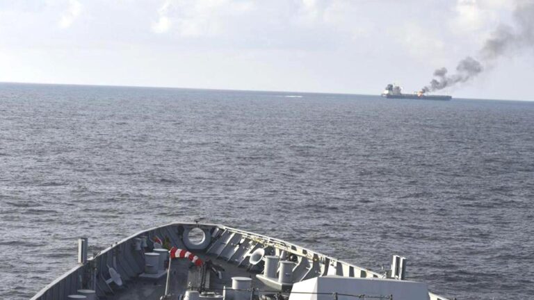 İngiliz Donanması, Aden Körfezi’nde ticari gemiye saldırı düzenlendiğini bildirdi