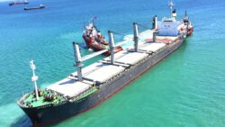 İstanbul’da karaya oturan Rus kuru yük gemisi için kurtarma çalışmaları sürüyor