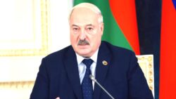 Lukaşenko: Ukrayna, Belarus sınırına konuşlandırdığı birliklerini geri çekti