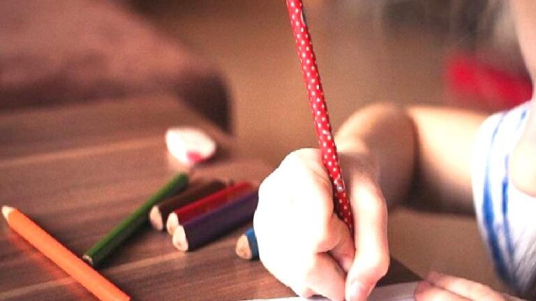 Okul kitaplarına yüzde 400 zam: “Bedava olmasına rağmen kendi bastırdıkları özel kitapları satıyorlar”