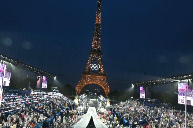 Olimpiyatlar, Paris’te yağan yağmurun altında nehirde geçit töreni ve konserlerle başladı