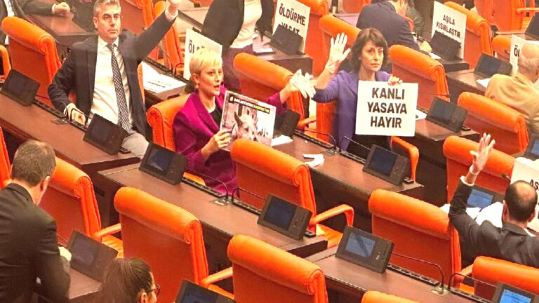 Ötanazi tartışmalarına neden olan sokak hayvanları yasa tasarısı Genel Kurul’da: Milletvekillerinden kırmızı boyalı eldivenlerle protesto