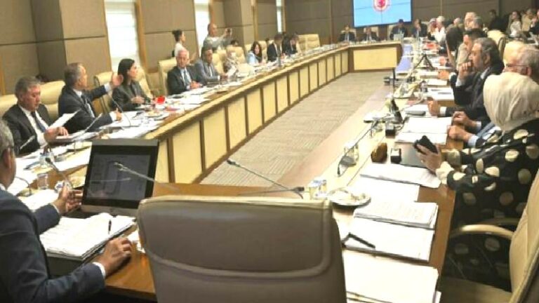 TBMM Milli Eğitim Komisyonu toplantısına katılmayan Bakan Tekin’e eleştiri: Bir bakanının eğitimden daha çok önemli hangi meşguliyetleri olabilir?