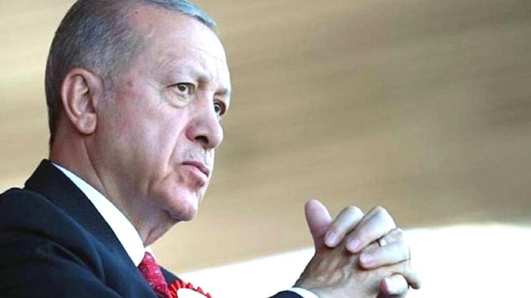 Ertuğrul Özkök: Dün iktidar kanadında yaşanan 13 saat 44 dakikalık 7 şiddetindeki deprem