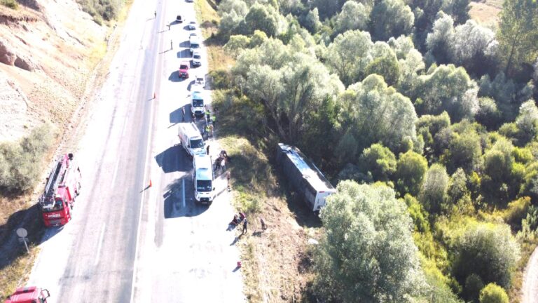 Erzincan’da yolcu otobüsü devrildi: 1 kişi öldü, 33 kişi yaralandı