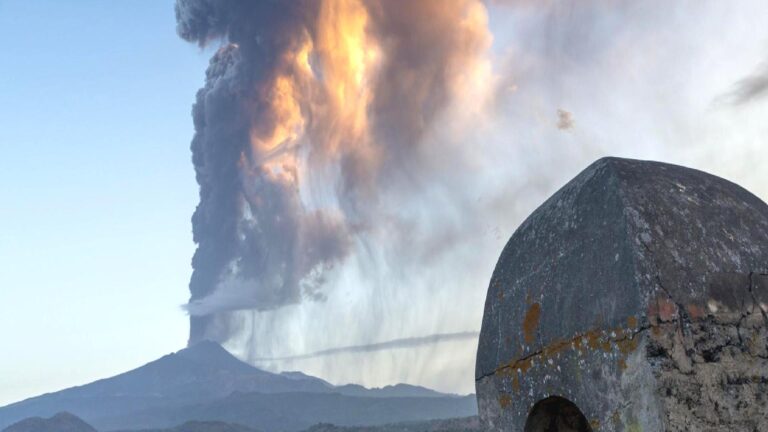 Etna Yanardağı yeniden lav püskürtmeye başladı