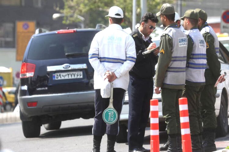 İran’da bir bayan ‘örtünme kurallarına uymadığı’ gerekçesiyle polis tarafından vurulduktan sonra felç oldu
