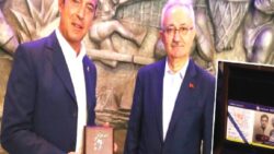 Lefter Küçükandonyadis’in hatıra parası Fenerbahçe Kulübü Başkanı Ali Koç’a hediye edildi