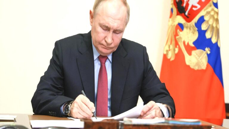 Putin imzaladı: Rusya, Batı değerlerini kabul etmeyenlere kapılarını açıyor