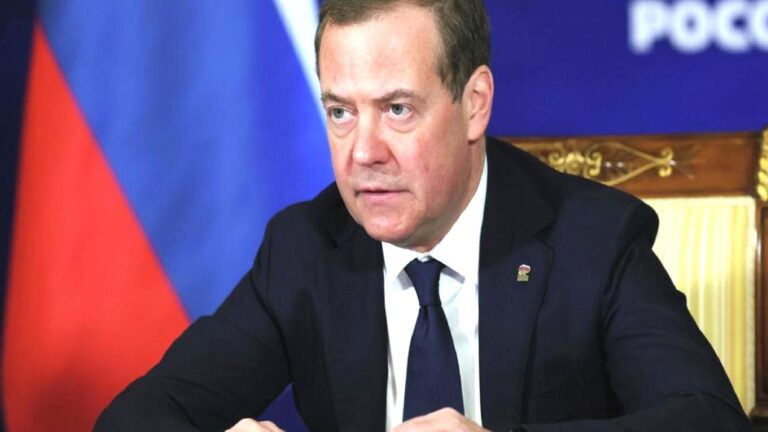 Rusya Güvenlik Konseyi Başkan Yardımcısı Medvedev: Fransa Zuckerberg’i tutuklasın