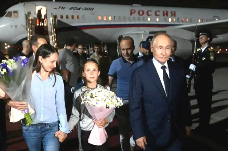 Takas edilen Rus casusların çocukları, Rus olduklarını Moskova yolunda öğrendi