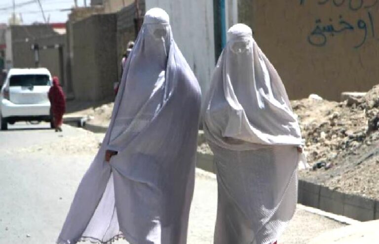 Taliban’dan yeni yasaklar: Kadınların sesi sokakta duyulamayacak