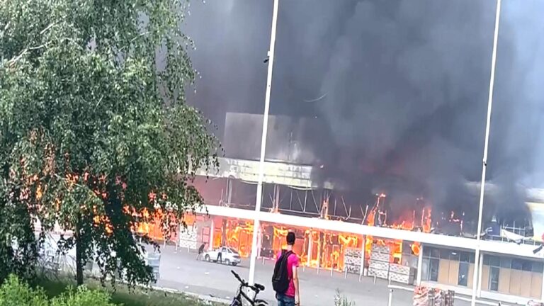 Ukrayna ordusu Donetsk’teki bir ticaret merkezini vurdu
