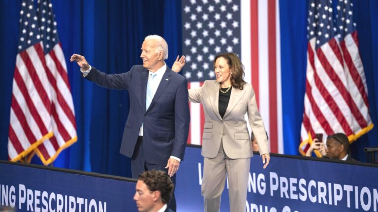 Yarıştan çekilen Biden, ilk defa Harris ile mitinge katıldı