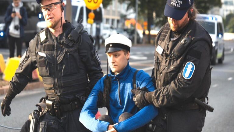 Helsinki’de protesto: Sosyal hizmetleri hedef alan tasarruflar