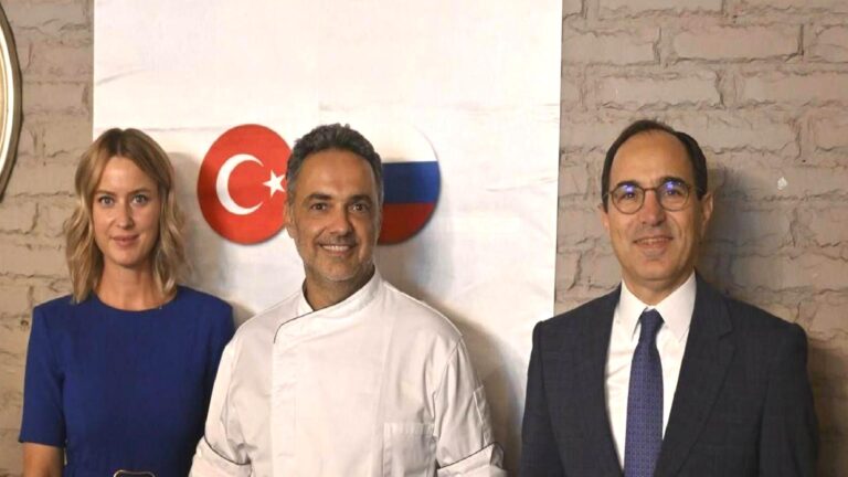 Moskova’da ünlü aşçı Arda Türkmen ile Türk bulgurunun tanıtımı yapıldı