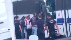 Polonez işçilerine ters kelepçeli gözaltı