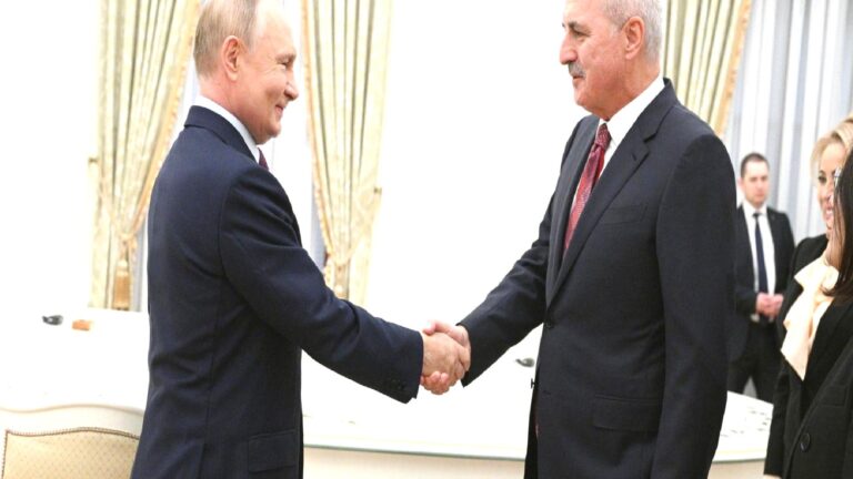 Rusya Devlet Başkanı Putin, TBMM Başkanı Kurtulmuş ile Kremlin’de bir araya geldi