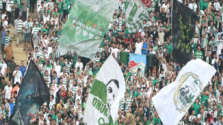 TFF 3. Lig ekibi Bursaspor, bir kez daha taraftar rekoru kırdı!