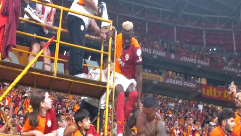 Victor Osimhen maç sonu tribüne çıktı!