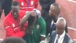 Afrika’da Burundi – Burkina Faso maçının ardından saha karıştı! Polis futbolcuyu taraftar zannedip…