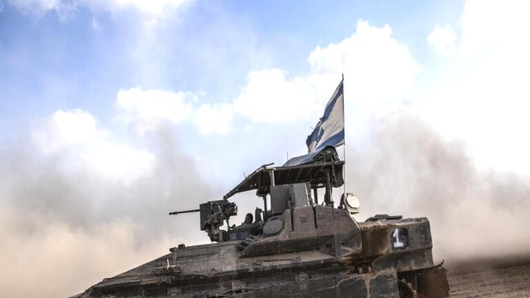 İsrail tankları BM üssüne girdi