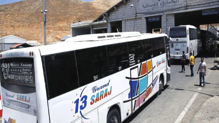 İsrail, yüz binlerce kişinin kullandığı Masnaa Sınır Kapısı’na giden yolu vurdu