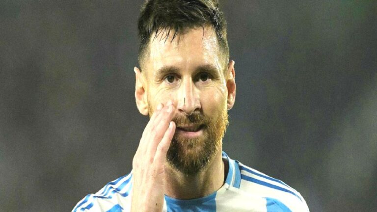 Lionel Messi tüm zamanların en iyi futbolcusu seçildi