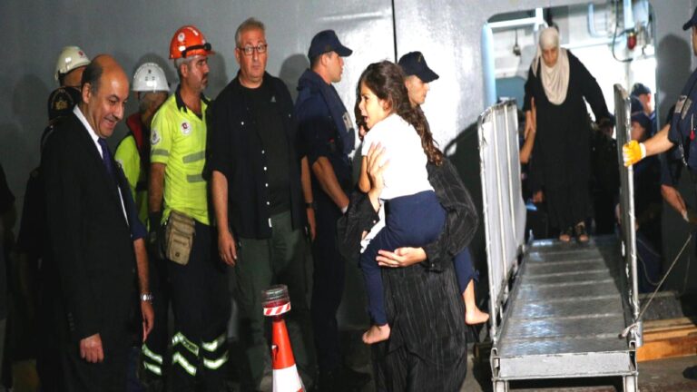 Lübnan’dan gelen 2. gemiden 378 yolcunun tahliyesi tamamlandı: ‘Orada durum karışık nereye bomba düşeceği belli olmuyor’