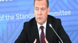 Medvedev: Ukrayna’daki siyasi yaşamın temelinde aldatmaca yatıyor