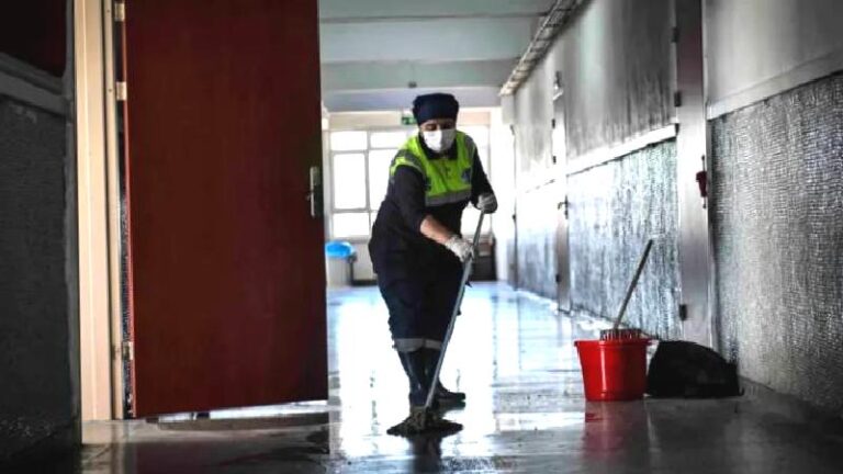 Okullarda temizlik sorunu sürüyor: MEB 30 bin yeni personel alındığını açıkladı