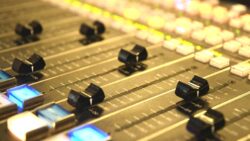 Polonya’da bir radyoda çalışan tüm gazeteciler kovulup yapay zeka ile sunuculuğa başladı: Ülkede büyük tartışma başladı