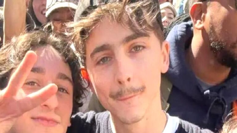 Timothée Chalamet, aynılerinin katıldığı yarışmaya sürpriz baskın yaptı