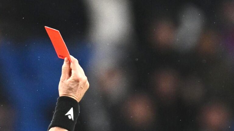 UEFA’dan ‘sarhoş’ hakemlere ‘kırmızı kart’: Yol tabelası çalan iki Şampiyonlar Ligi hakem görevden uzaklaştırıldı