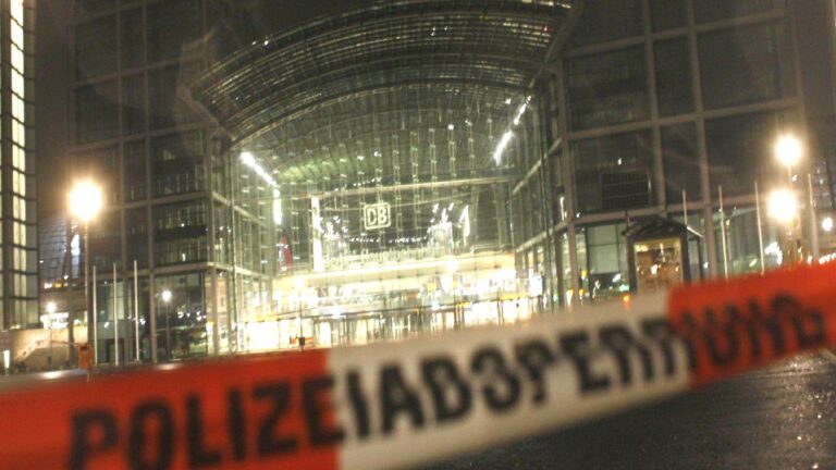 Yeni inşa edilen yangın istasyonunda alarm sistemi gerekli görülmedi: Çıkan yangında bina kül oldu