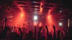 Yunanistan’da iki rahip, ‘kilisenin parasını kullanarak gece kulüplerini finanse etmekle’ suçlanıyor