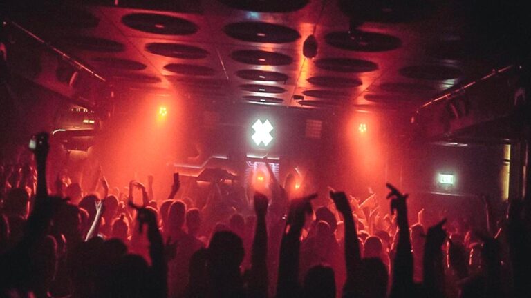 Yunanistan’da iki rahip, ‘kilisenin parasını kullanarak gece kulüplerini finanse etmekle’ suçlanıyor