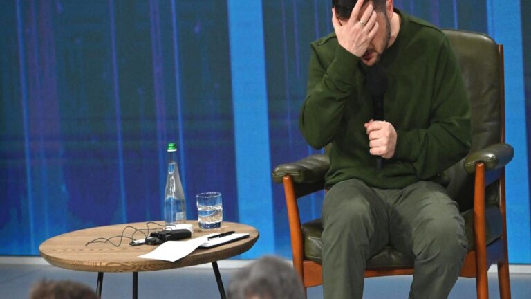İngiliz medyası: Zelenskiy’in çevresi cephedeki durum hakkında ona yalan söylüyor